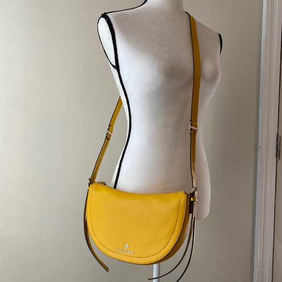 Michael Kors Handbags - 💛Michael Kors crossbody 💛